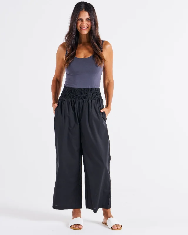 High-waisted tight trousers for women with flare leg and retro aesthetic -Betty Basics Sevilla Wide Leg Pant Black